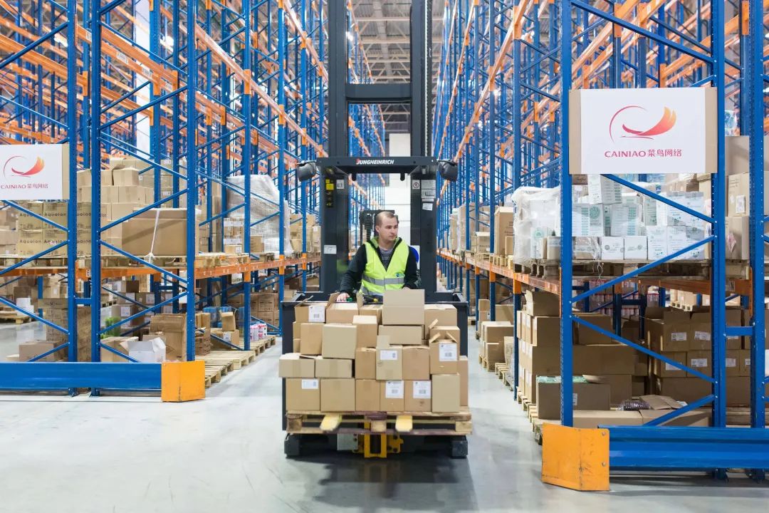 充分发挥跨境电商作用，支持建设一批海外仓